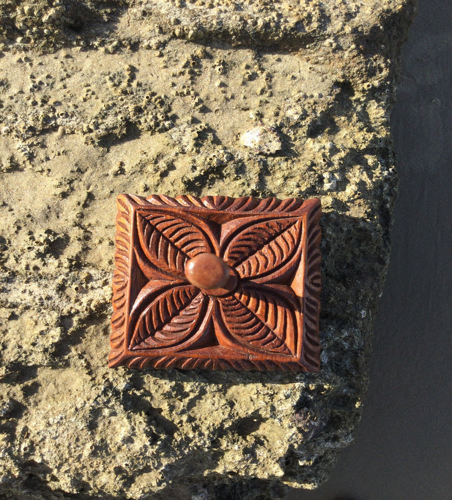 HANDMADE SWAHILI DECORATIVE TABLEWARE: WOODEN BOWLS, TISSUE HOLDERS & ASHTRAYS